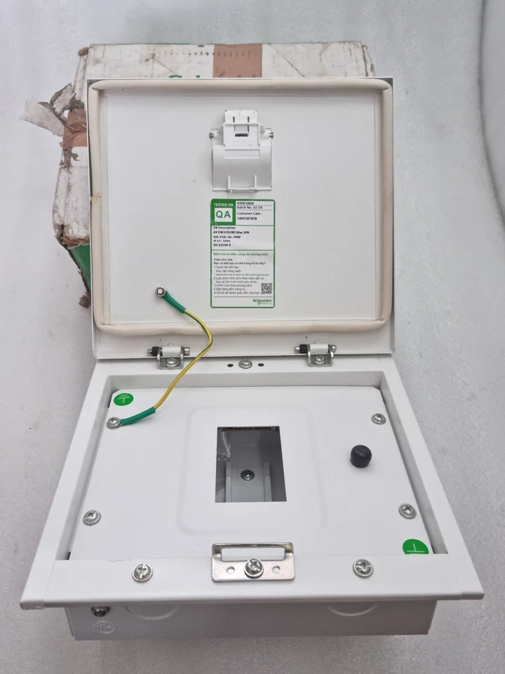 Schneider Electric A9HESN04 4 Module Metal Distribution Board New